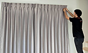 ติดตั้งผ้านจีบสีเทา