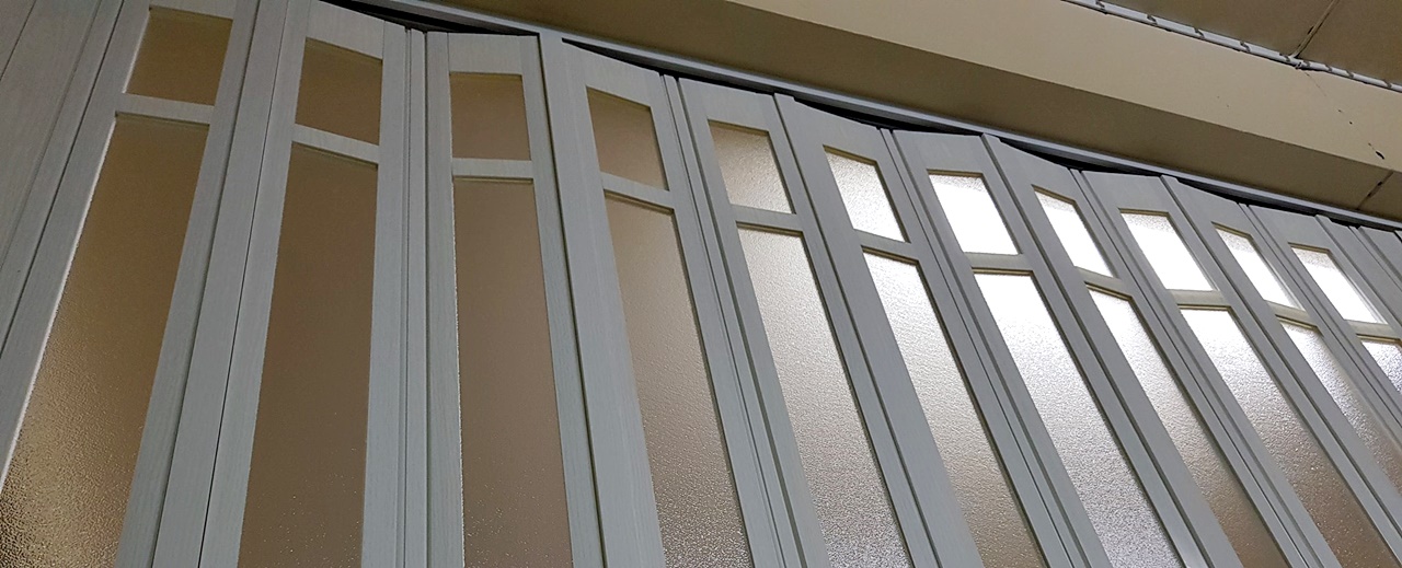 ฉากกั้นห้องแบบโปร่งกระจกแบ่งช่อง