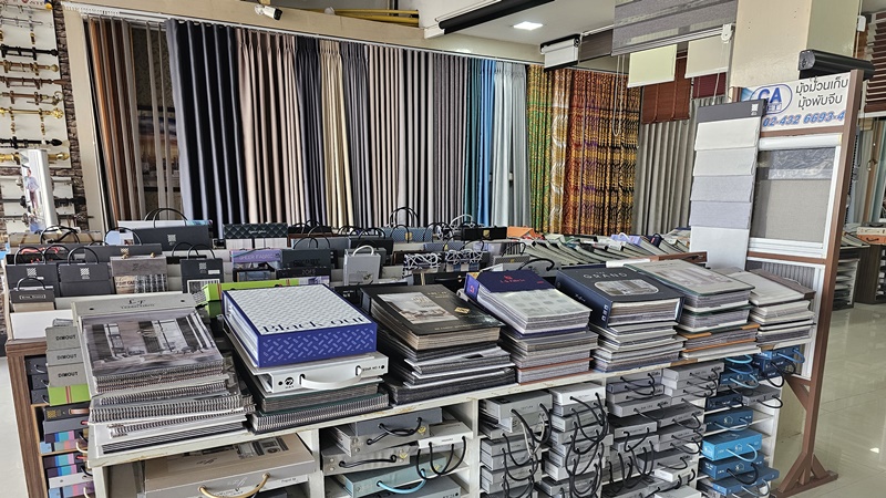 โชว์รูมตัวอย่างผ้าม่านและวอลเปเปอร์ ภายในร้าน ซีเอ.เดคอร์ สาขา 1