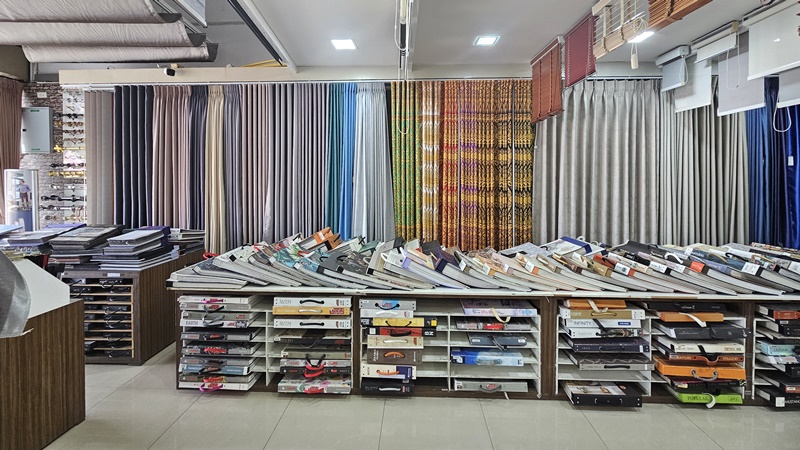 โชว์รูมผ้าม่าน วอลเปเปอร์ และอุปกรณ์ตกแต่งบ้าน ภายในร้าน ซีเอ.เดคอร์ สาขา 1