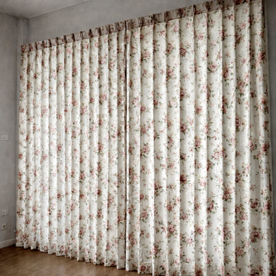 ผ้าม่านจีบลายดอกไม้แบบเต็มผืนติดตั้งในห้องนั่งเล่น ช่วยเพิ่มความอบอุ่นและความเป็นส่วนตัว