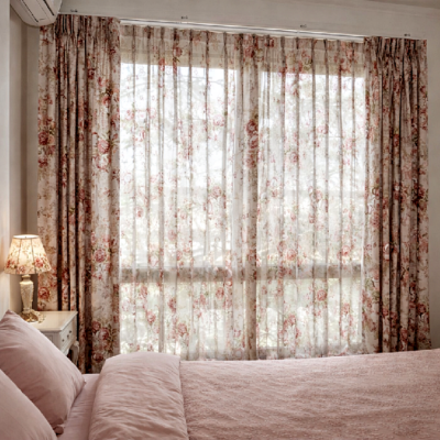 ผ้าม่านจีบลายดอกไม้ทึบ-โปร่งติดตั้งในห้องนอน ช่วยกรองแสงและเพิ่มบรรยากาศอบอุ่นโรแมนติก