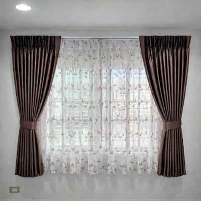 ผ้าม่านหน้าต่างสองชั้นประกอบด้วยม่านทึบสีน้ำตาลแบบจีบผูกเปิด และม่านโปร่งลายดอกไม้สีน้ำตาลอ่อน พร้อมแสงธรรมชาติส่องผ่าน