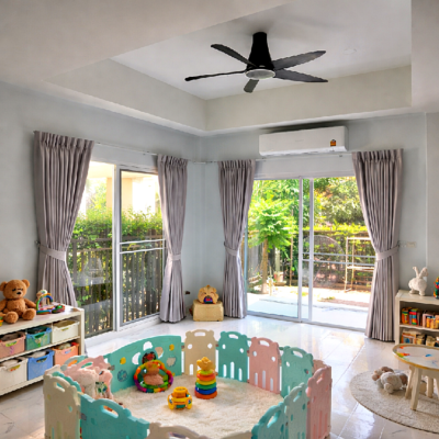 ห้องเด็กที่มีผ้าม่านจีบประตูสีเทาติดตั้งคู่กับม่านโปร่ง หน้าต่างบานเลื่อนขนาดใหญ่ คอกเด็ก และของเล่นหลากสี