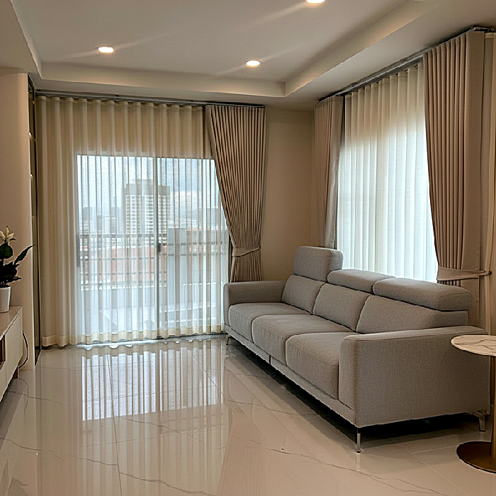 ผ้าม่านลอนสีโอวัลตินพร้อมผ้าโปร่งสีขาว ติดตั้งห้องนั่งเล่นคอนโดสไตล์โมเดิร์น