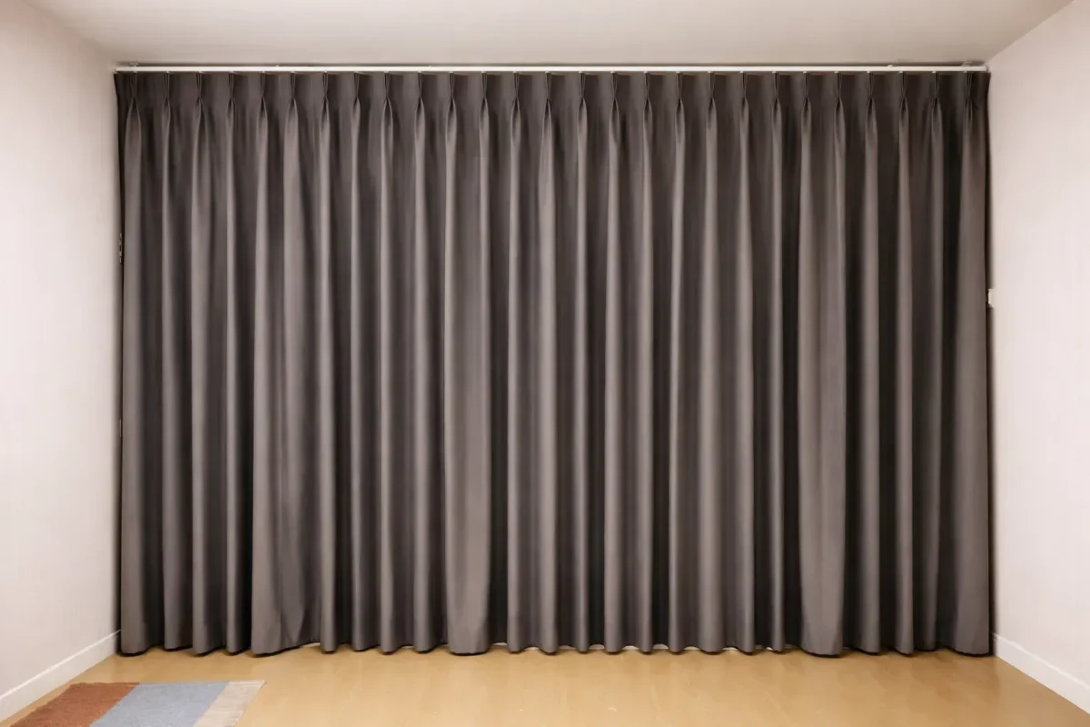 ผ้าม่านจีบสีเทาเข้มสไตล์โมเดิร์น เรียบหรูแบบ CA Decor