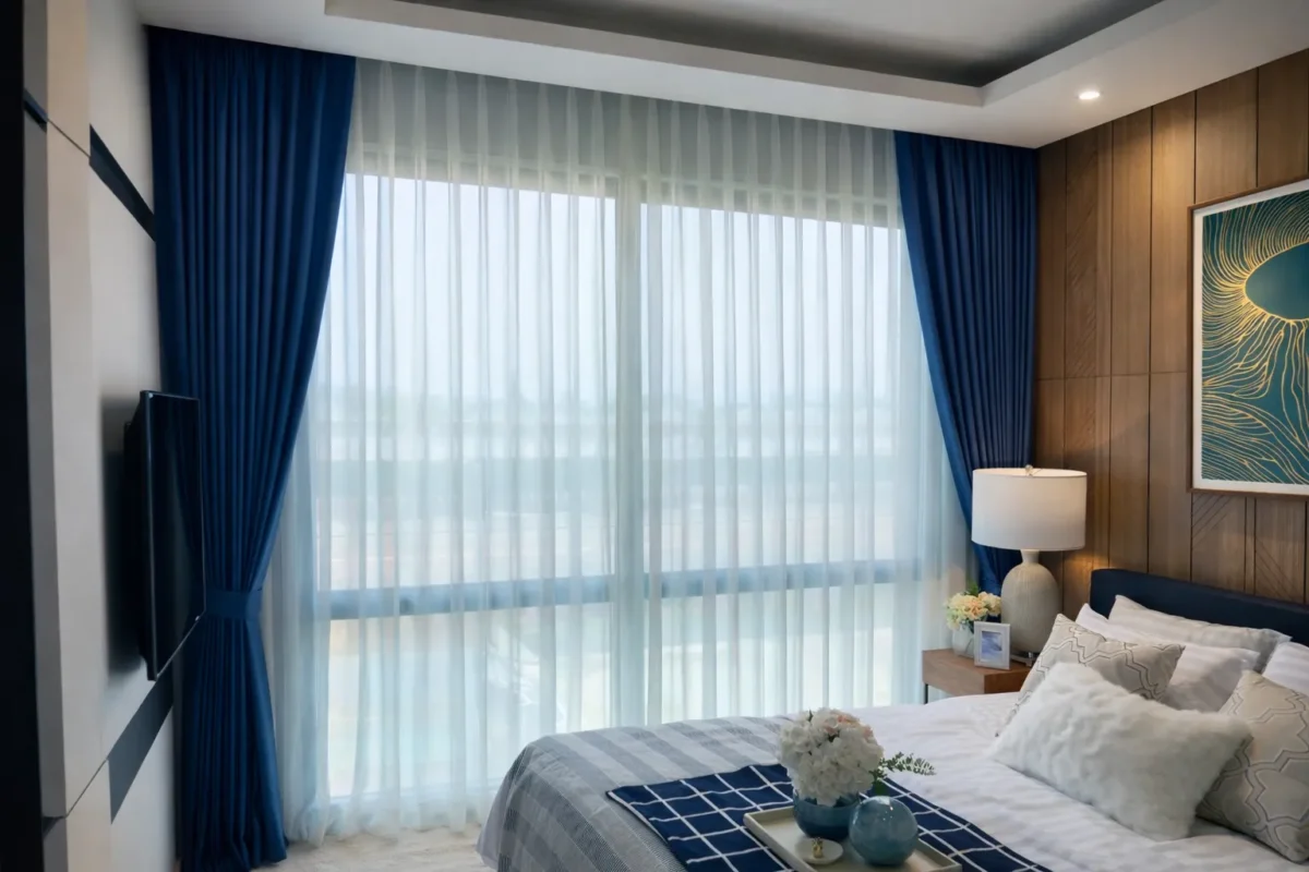 ผ้าม่านจีบสีกรมท่าคู่ผ้าม่านโปร่งสีขาว สไตล์โมเดิร์นอบอุ่นแบบ CA Decor ในห้องนอน