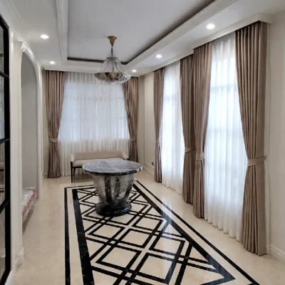 ผ้าม่านจีบสีน้ำตาลอ่อนพร้อมผ้าโปร่งแสงให้ห้องที่หรูหรา