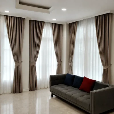 ผ้าม่านจีบสีน้ำตาลในกล่องพร้อมผ้าโปร่ง