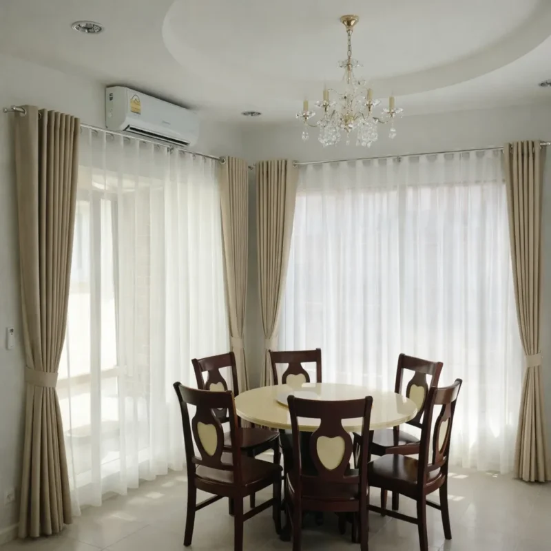 ผ้าม่านตาไก่สีเบจคู่ผ้าม่านโปร่งสีขาว สไตล์อบอุ่นมินิมอลแบบ CA Decor ในห้องรับประทานอาหาร