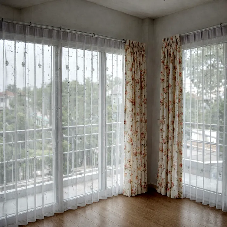 ผ้าม่านจีบลายดอกไม้โทนอ่อนคู่ผ้าโปร่งในห้องที่สว่างด้วยแสงธรรมชาติ