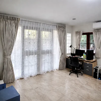 ม่านจีบสีเทาอ่อน-พร้อมผ้าโปร่ง-ประตูและหน้าต่าง