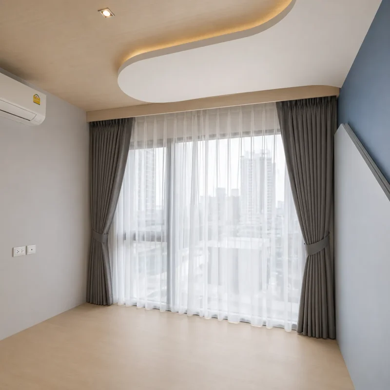 ม่านจีบสีครีมเทาติดตั้งในกล่องม่านบิวส์อินซ่อนรางสวยงาม CA.DECOR